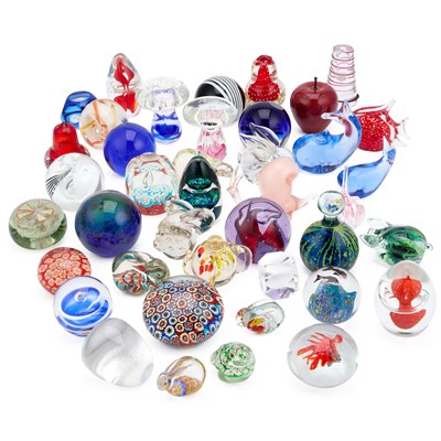 Lot 29 - A COLLECTION OF GLASS PAPERWEIGHTS