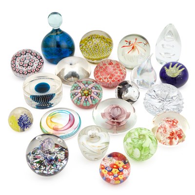Lot 25 - A COLLECTION OF GLASS PAPERWEIGHTS