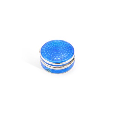 Lot 421 - AN EARLY 20TH CENTURY SILVER AND BLUE ENAMEL PILL BOX