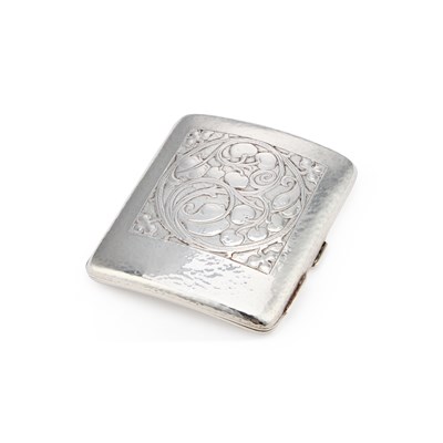 Lot 399 - AN ARTS AND CRAFTS SILVER CIGARETTE CASE