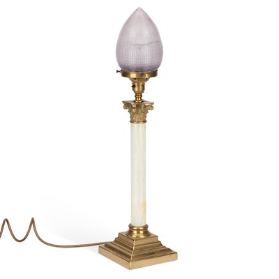 Lot 991 - AN EARLY 20TH CENTURY BRASS-MOUNTED ONYX CORINTHIAN COLUMN TABLE LAMP