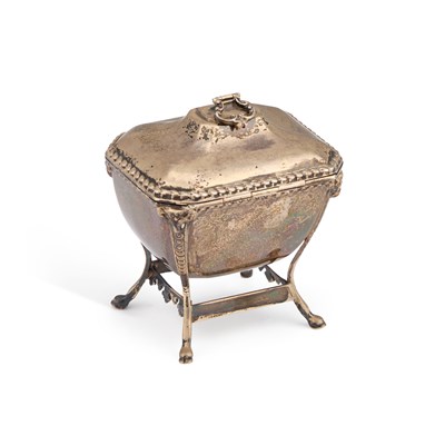 Lot 335 - AN EDWARDIAN SILVER SUGAR BOX