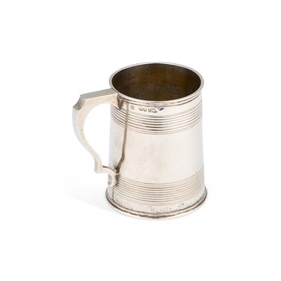 Lot 464 - A VICTORIAN SILVER MUG