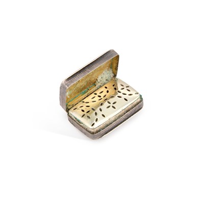 Lot 545 - A GEORGE III SILVER VINAIGRETTE