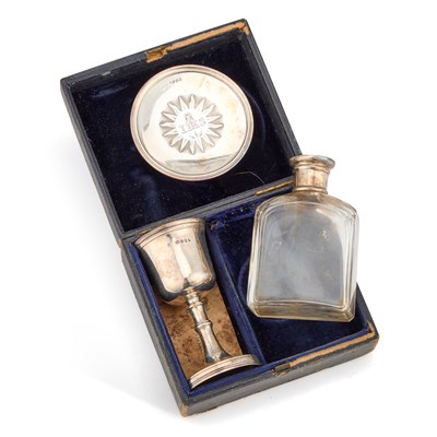 Lot 476 - A VICTORIAN SILVER TRAVELLING COMMUNION SET