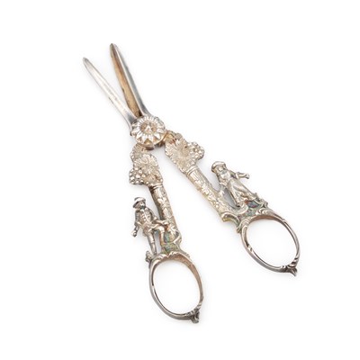 Lot 418 - A PAIR OF ELIZABETH II SILVER GRAPE SCISSORS