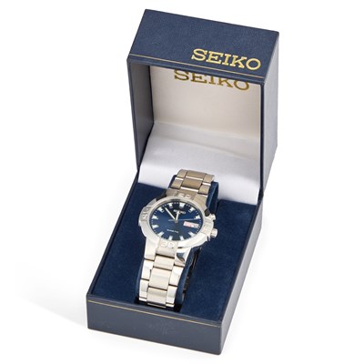 Lot 599 - A GENTS STEEL SEIKO KINETIC BRACELET WATCH