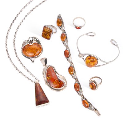 Lot 632 - A GROUP OF AMBER JEWELLERY