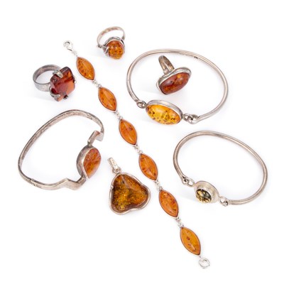 Lot 616 - A GROUP OF AMBER JEWELLERY