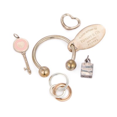 Lot 726 - TIFFANY & CO., A GROUP OF SILVER JEWELLERY AND A KEY RING