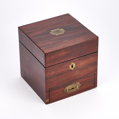 Lot 1085 - A WILLIAM IV BRASS AND MAHOGANY MILITARY STYLE APOTHECARY BOX