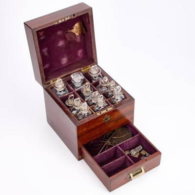 Lot 1085 - A WILLIAM IV BRASS AND MAHOGANY MILITARY STYLE APOTHECARY BOX