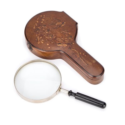 Lot 825 - A LARGE MAGNIFYING GLASS IN AN INLAID CASE