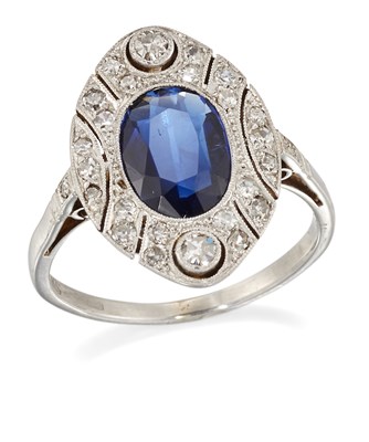 Lot 1626 - AN EARLY 20TH CENTURY SAPPHIRE AND DIAMOND CLUSTER RING