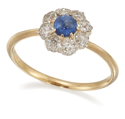 Lot 1717 - AN EARLY 20TH CENTURY SAPPHIRE AND DIAMOND CLUSTER RING