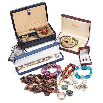 Lot 682 - A GROUP OF COSTUME JEWELLERY