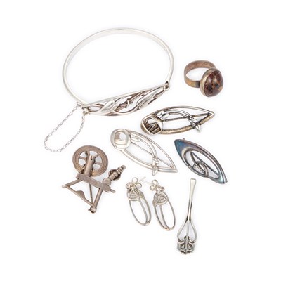 Lot 733 - A GROUP OF OLA GORIE AND MALCOLM GRAY JEWELLERY