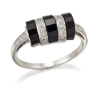 Lot 1694 - AN ONYX AND DIAMOND RING