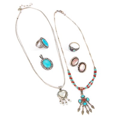 Lot 672 - A GROUP OF NATIVE AMERICAN NAVAJO JEWELLERY