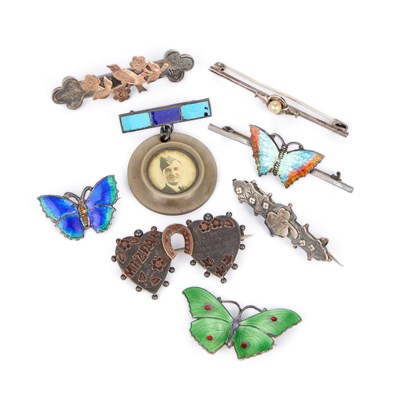 Lot 704 - A GROUP OF BROOCHES