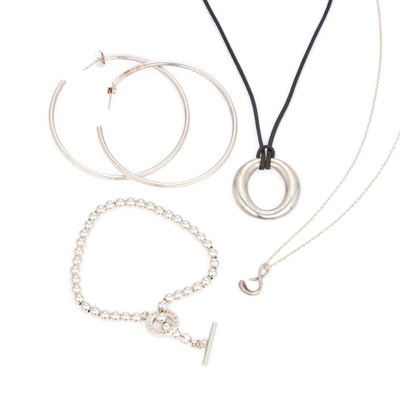 Lot 659 - TIFFANY & CO., A GROUP OF SILVER JEWELLERY