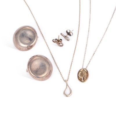 Lot 655 - TIFFANY & CO., A GROUP OF SILVER JEWELLERY