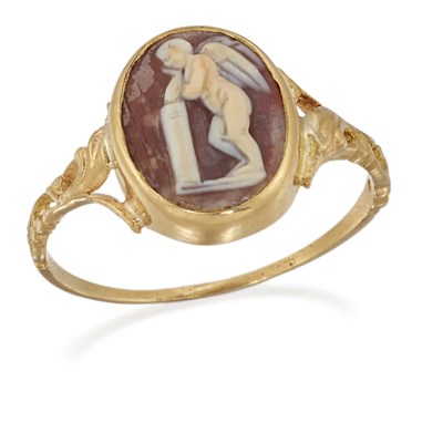 Lot 1718 - AN EARLY 19TH CENTURY SHELL CAMEO MOURNING RING