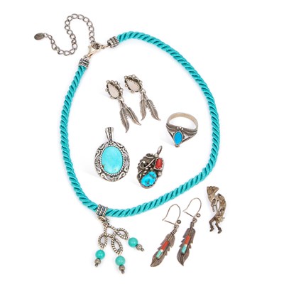 Lot 680 - A GROUP OF NATIVE AMERICAN NAVAJO JEWELLERY