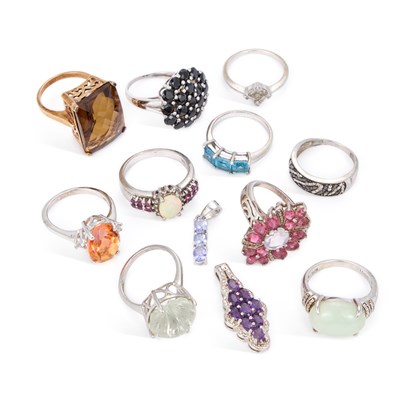 Lot 724 - A GROUP OF GEM-SET RINGS AND PENDANTS