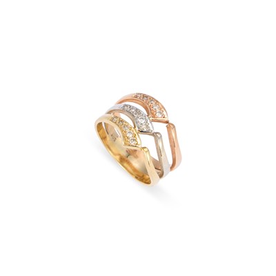 Lot 757 - A TRI-COLOUR DIAMOND RING
