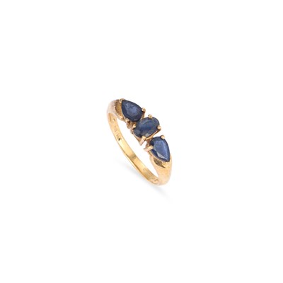 Lot 687 - A 14 CARAT GOLD SAPPHIRE RING