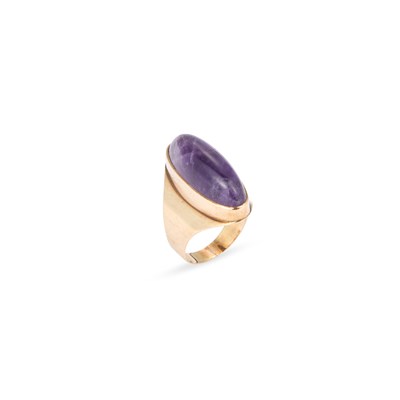 Lot 745 - AN AMETHYST COCKTAIL RING