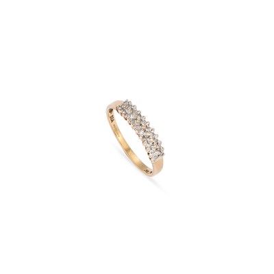 Lot 654 - A 9 CARAT GOLD DIAMOND RING