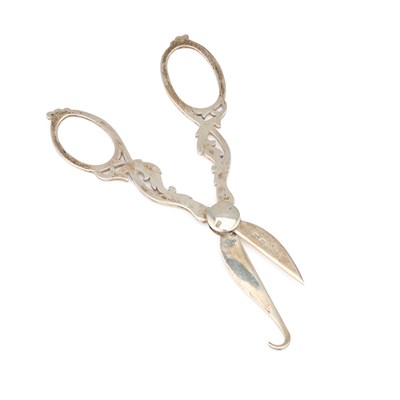 Lot 375 - A PAIR OF GEORGE V SILVER GRAPE SCISSORS