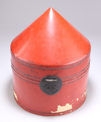 Lot 197 - AN 18TH CENTURY CHINESE FOOD CONTAINER / HAT BOX