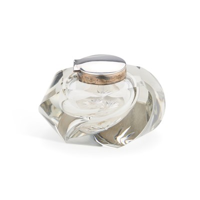 Lot 155 - AN EDWARDIAN SILVER-TOPPED GLASS INKWELL