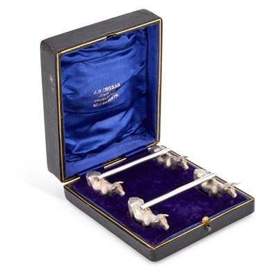 Lot 146 - A PAIR OF EDWARDIAN SILVER KNIFE RESTS