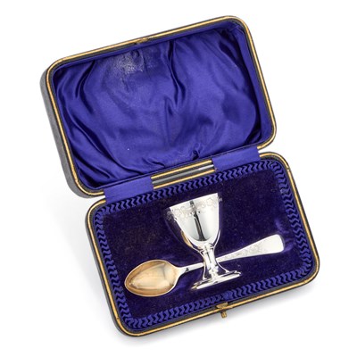 Lot 138 - AN EDWARDIAN SILVER EGG CUP AND SPOON