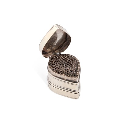 Lot 568 - AN EARLY 18TH CENTURY SILVER NUTMEG GRATER