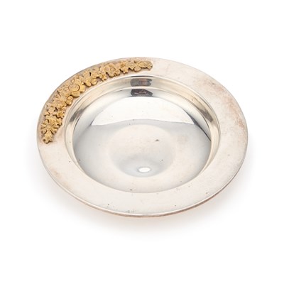 Lot 118 - STUART DEVLIN, AN ELIZABETH II PARCEL-GILT SILVER DISH