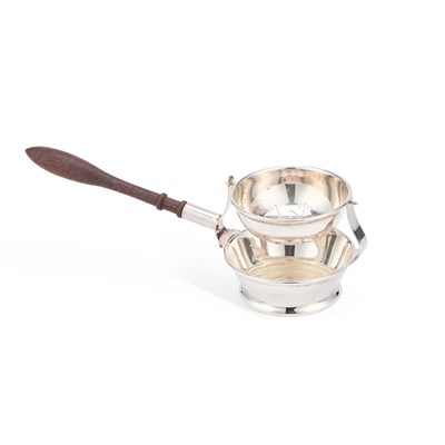 Lot 331 - AN ELIZABETH II SILVER TEA STRAINER ON STAND