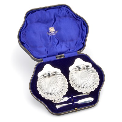 Lot 432 - A PAIR OF GEORGE V SILVER BUTTER SHELLS