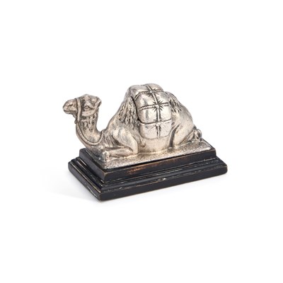 Lot 376 - AN EDWARDIAN SILVER NOVELTY CAMEL BOX