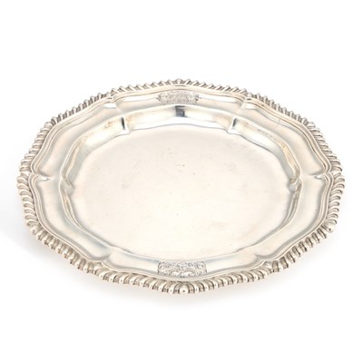 Lot 490 - A GEORGE IV SILVER SECOND-COURSE DISH