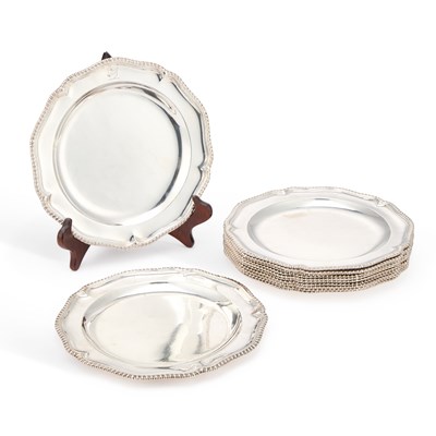 Lot 514 - A SET OF TWELVE GEORGE III SILVER DINNER PLATES