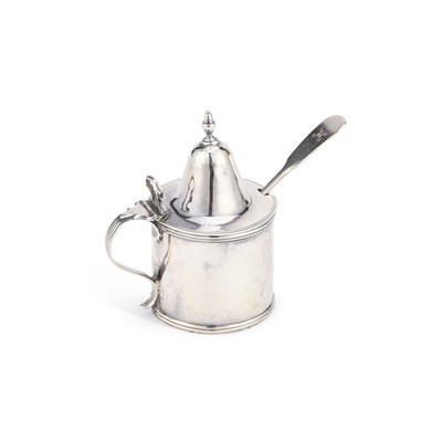 Lot 517 - A GEORGE III SILVER MUSTARD POT