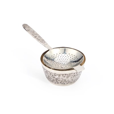 Lot 122 - A MODERNIST SILVER TEA STRAINER ON STAND