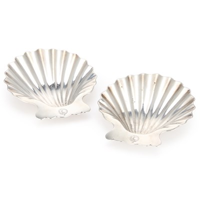 Lot 578 - A PAIR OF GEORGE II SILVER BUTTER SHELLS