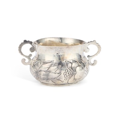 Lot 106 - A 17TH CENTURY PROVINCIAL SILVER PORRINGER