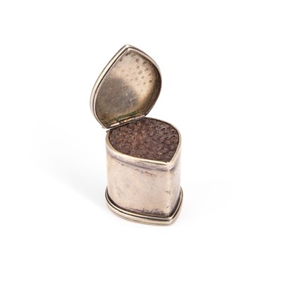 Lot 245 - AN EARLY 18TH CENTURY SILVER TEAR-DROP NUTMEG GRATER